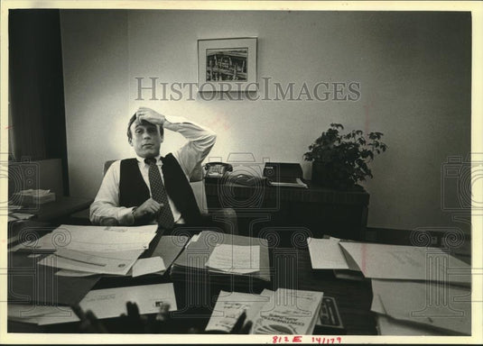 1979 Press Photo Martin Schreiber in his office at Sentry Insurance - mjc21378 - Historic Images