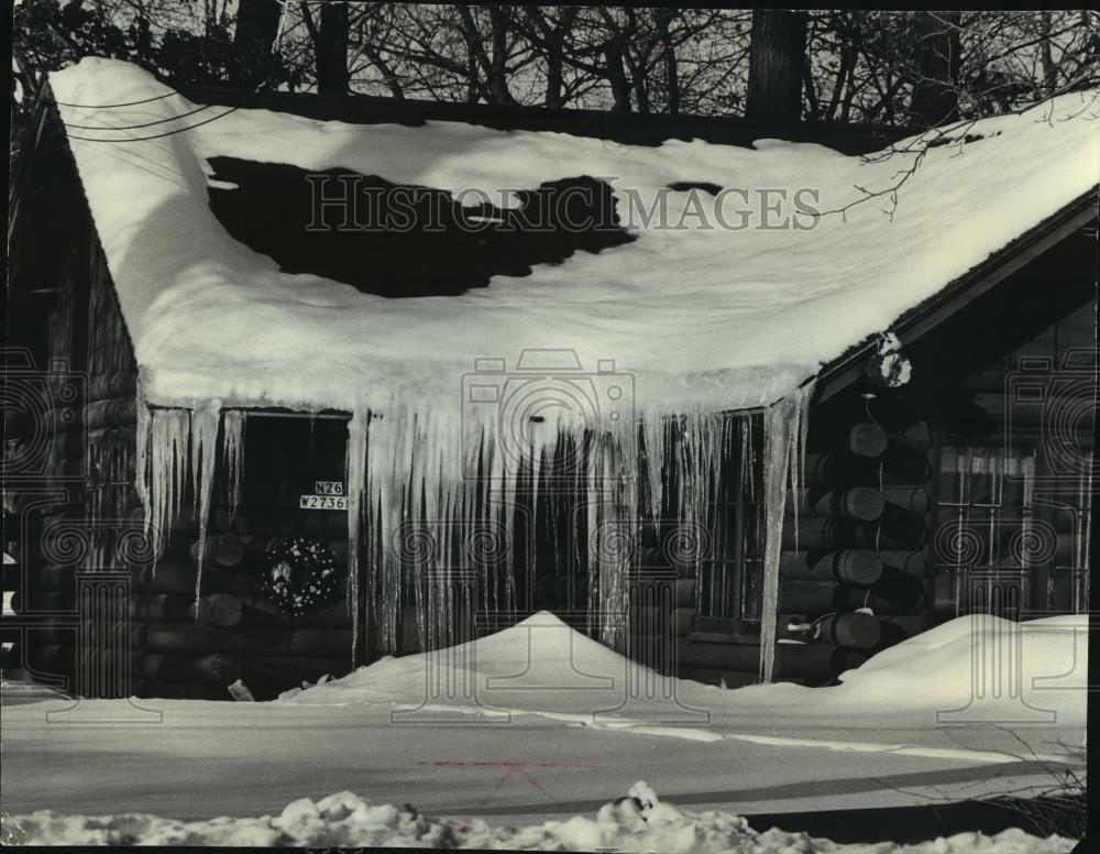 1979 Press Photo Large icicles on an overhang on a house Pewaukee Wisconsin - Historic Images