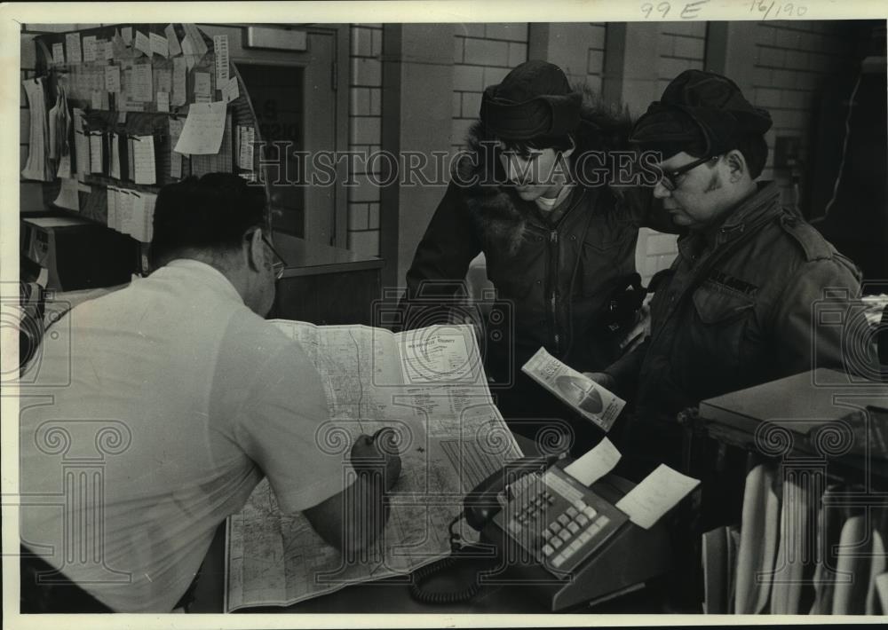 1979 Press Photo Henry Storerzer and others look over map of Milwaukee - Historic Images