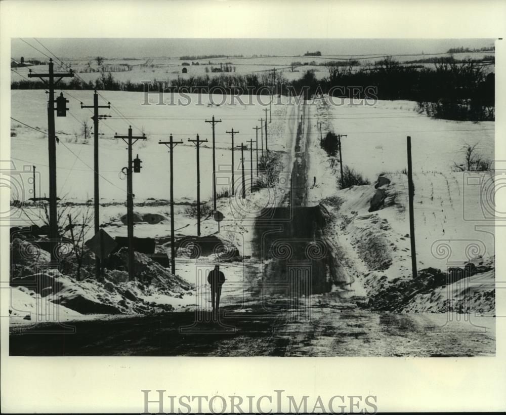 1979 Press Photo Man walks down the road as snow covered Mount Horeb - mjc18107 - Historic Images