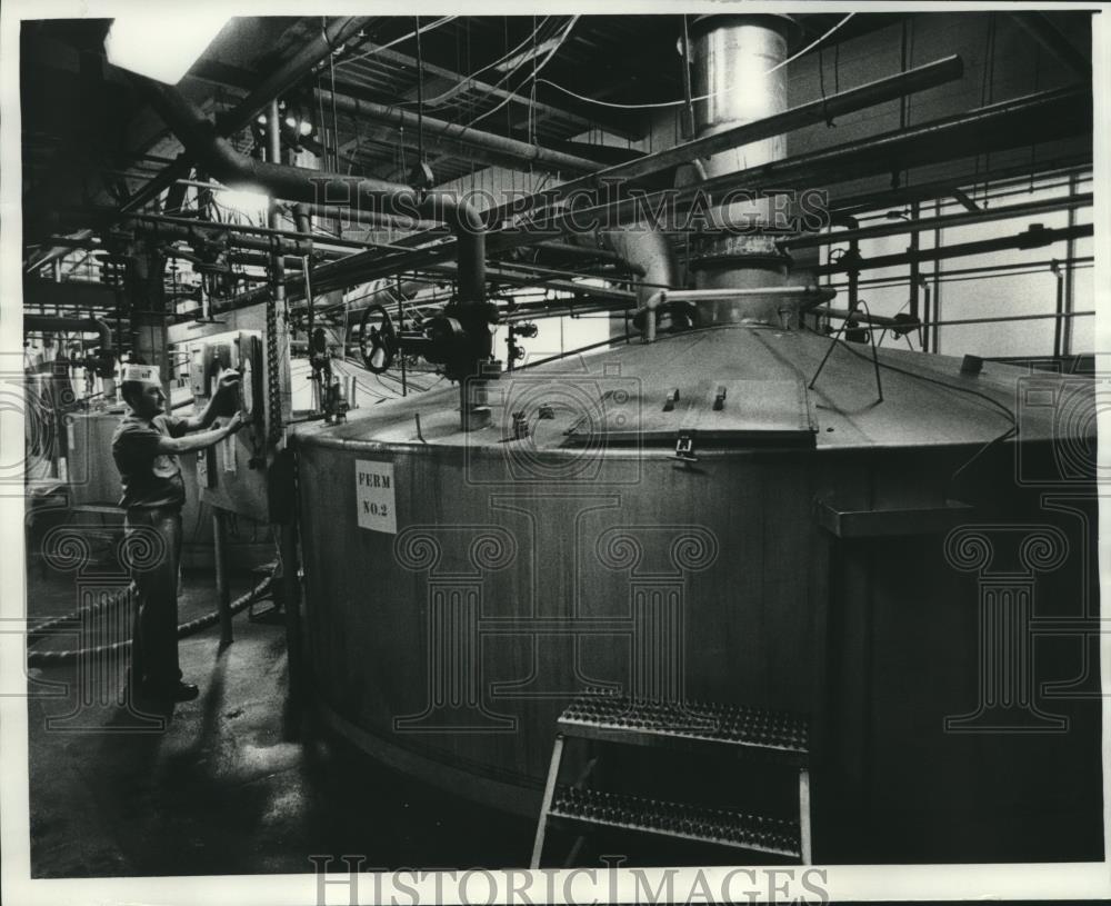 1979 Press Photo William Karczewski Checks Fermentation Tanks at Universal Foods - Historic Images