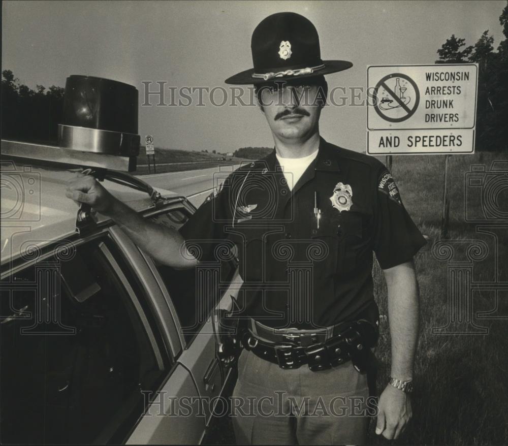 1979 Press Photo Trooper Jan Steinbergs in front of traffic sign Wisconsin - Historic Images