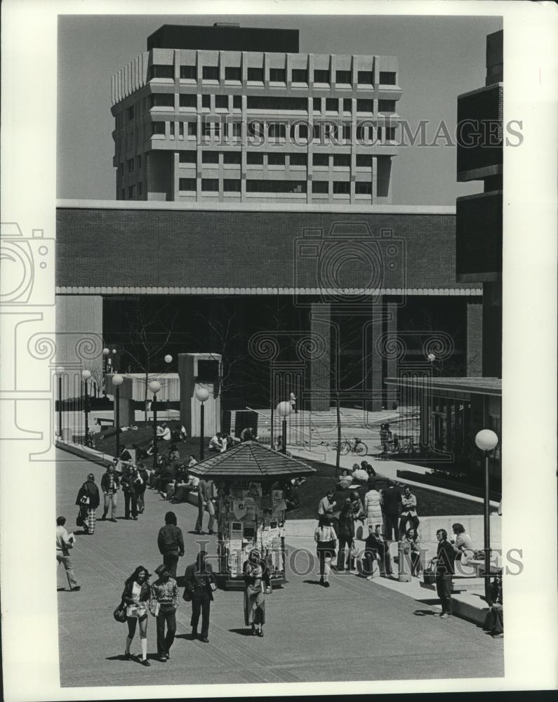 1979 Press Photo Students Cross the Mall at University of Wisconsin-Milwaukee - Historic Images