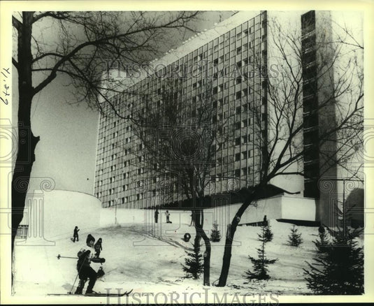 1979 Press Photo Winter sport skiing at a hotel in Khabarovsk, Russia - Historic Images