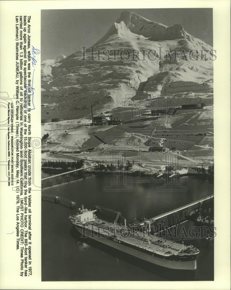1979 Press Photo The Arco Juneau oil tanker at the Valdez oil terminal, Alaska - Historic Images