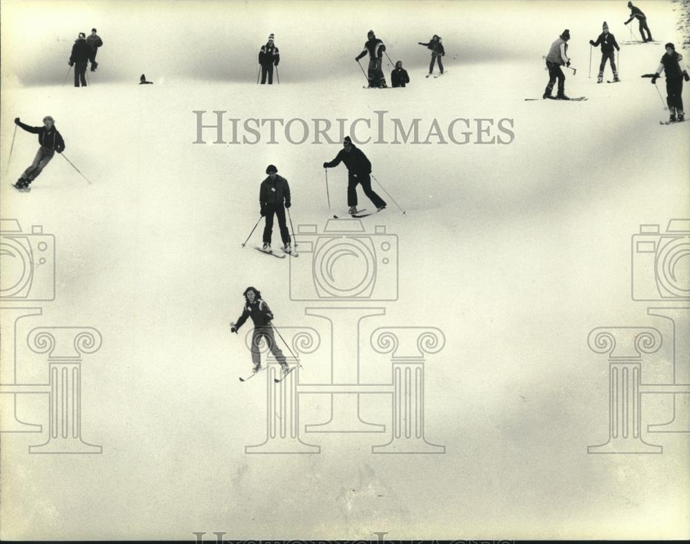 1980 Press Photo Skiers at Alpine Valley in East Troy in Walworth County - Historic Images