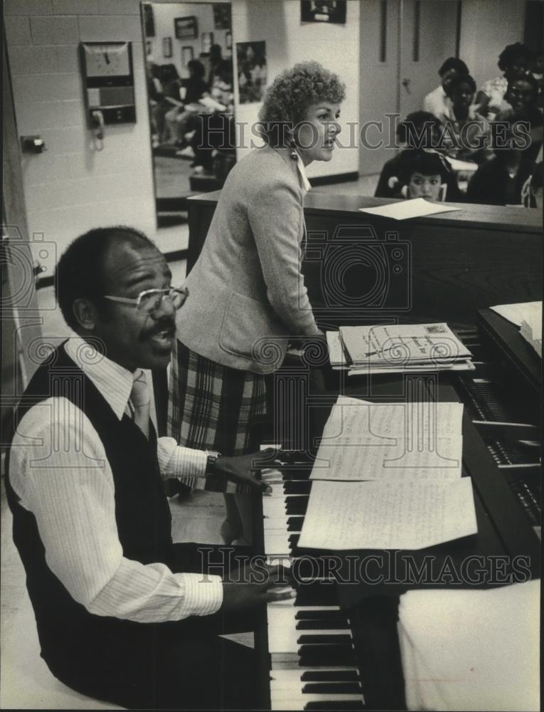 1980 Press Photo Bob Ray & Arlene Skwierawski at North Division High School - Historic Images