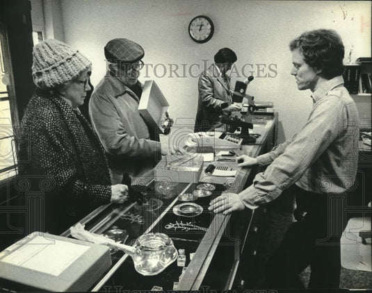 1980 Press Photo Dan Gleason-West Allis Gold & Silver Exchange, appraises goods - Historic Images