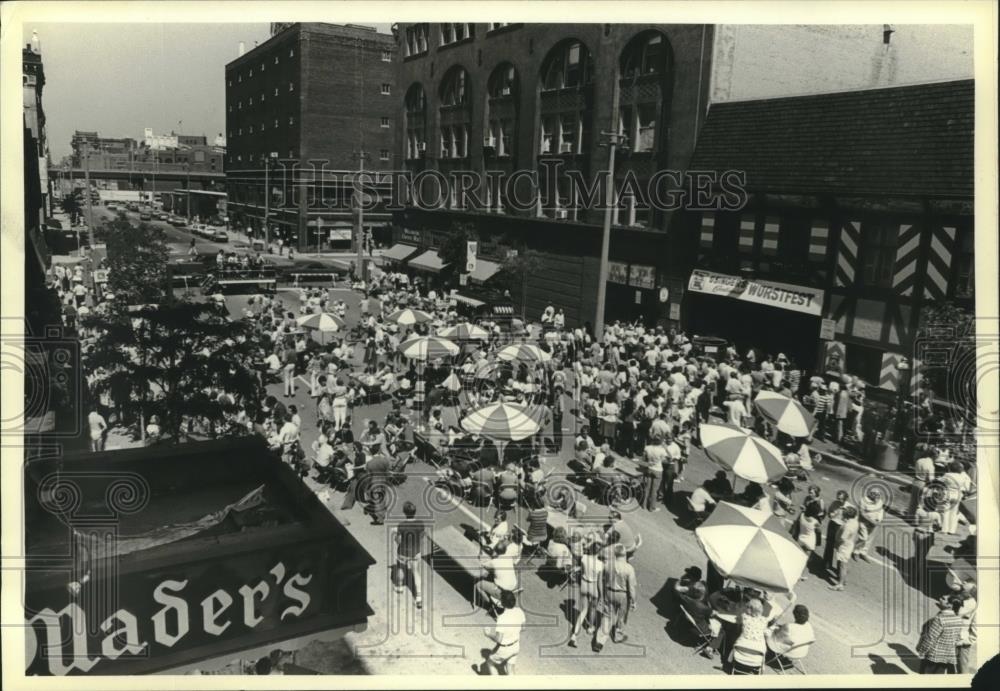 1980 Press Photo Crowds fill the street at Usinger&#39;s Famous Sausage &quot;Wurstfest&quot; - Historic Images