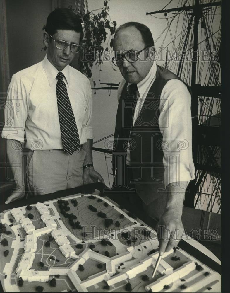 1980 Press Photo Robert Erdmann and G.A.D. Schuett Check Scale Model, Milwaukee - Historic Images