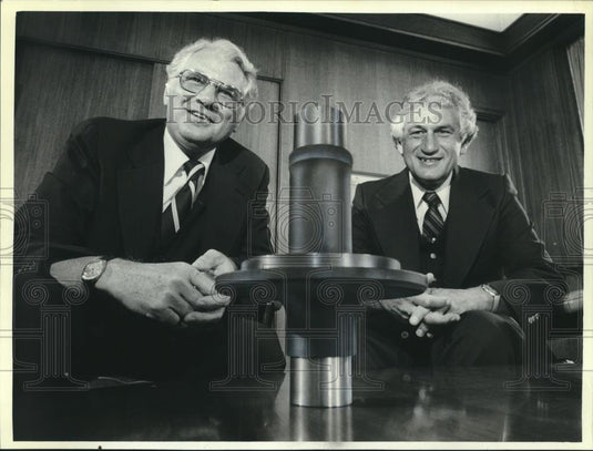 1980 Press Photo Lawrence Schuetz &Franklyn Esenberg, Interstate Drop Forge Co. - Historic Images