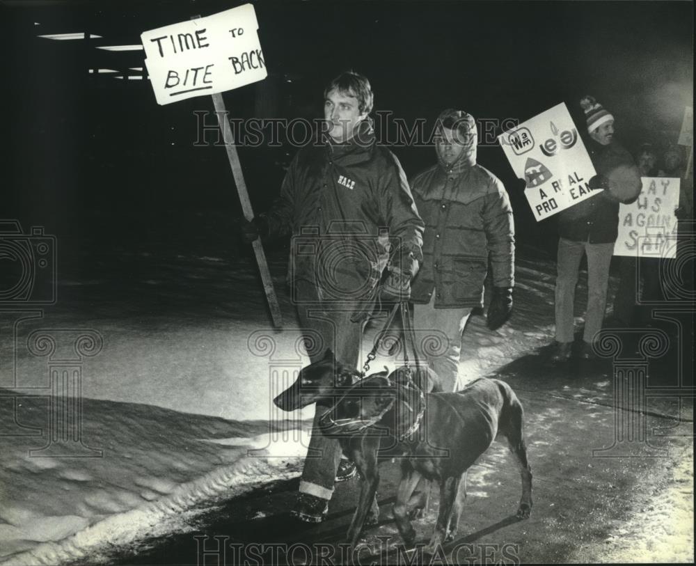 1980 Press Photo Milwaukee teachers picketed at School Administration Building - Historic Images