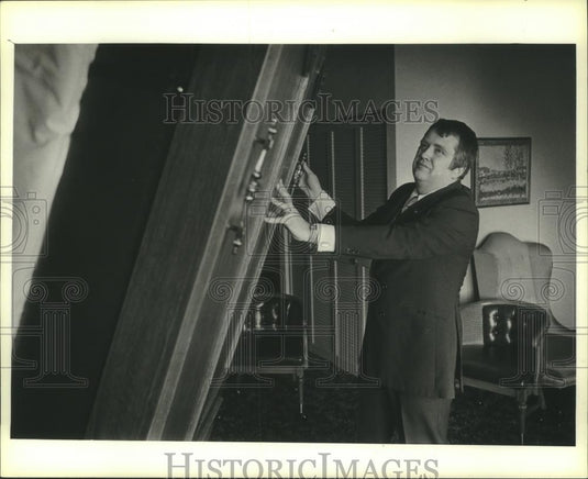 1980 Press Photo Herny Schielein, vice president of the Pfister Hotel and Tower - Historic Images