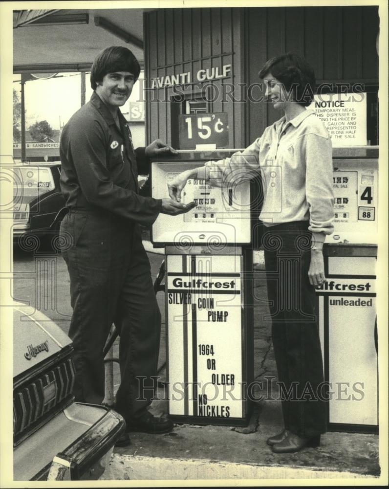 1980 Press Photo Herman Russell takes payment in silver quarters from Nancy Wolk - Historic Images