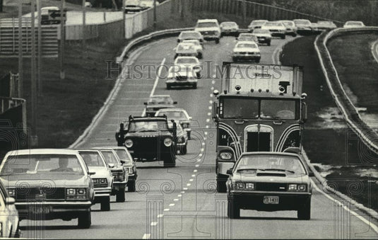 1980 Press Photo Traffic buildup on East-West freeway in Milwaukee, Wisconsin - Historic Images