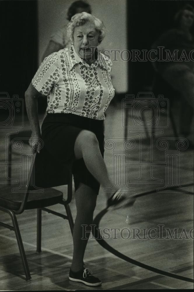 1981 Press Photo Marge Thomae, teaching exercise class at YWCA for over 60 - Historic Images