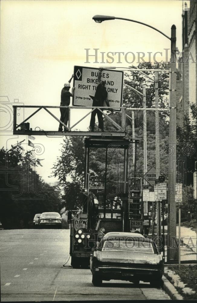 1981 Press Photo Traffic sign installation on North Prospect Avenue - mjc20355 - Historic Images