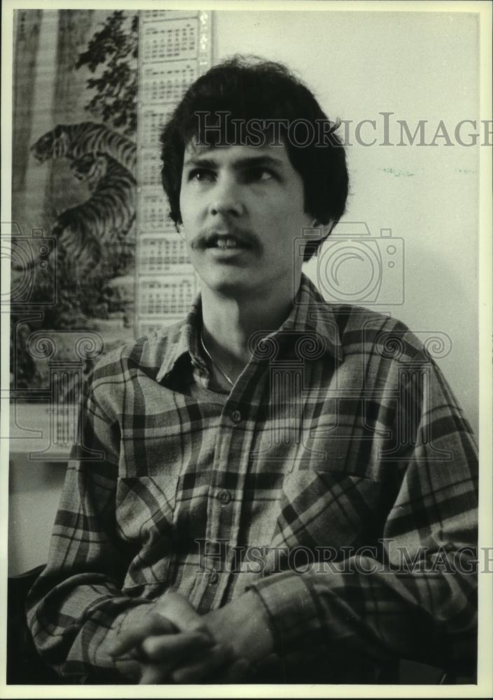 1981 Press Photo Gary Stier practices the ancient art of acupuncture - mjc17596 - Historic Images