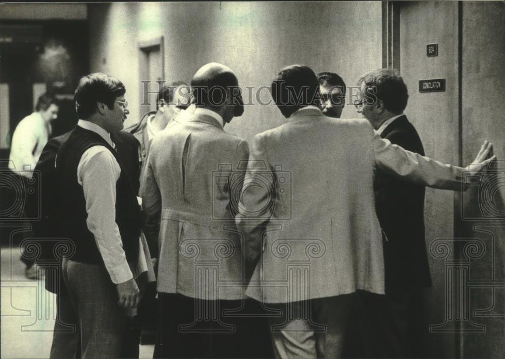 1981 Press Photo Group of Milwaukee police officers outside court in Milwaukee - Historic Images