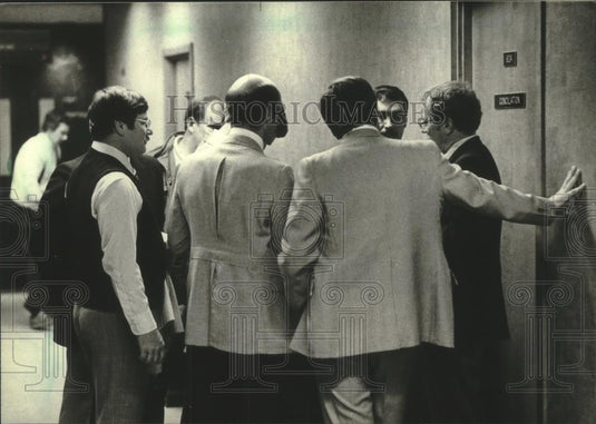 1981 Press Photo Group of Milwaukee police officers outside court in Milwaukee - Historic Images