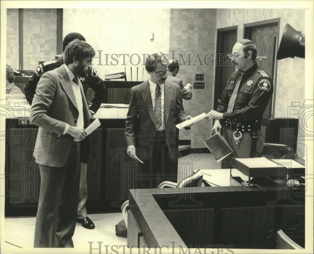 1981 Press Photo James Schoemperlen being sentenced in Milwaukee - mjc16267 - Historic Images