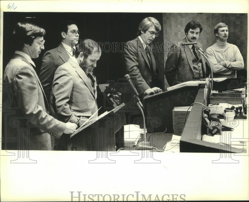 1981 Press Photo Milwaukee police officers charge in James Schoemperlen case - Historic Images