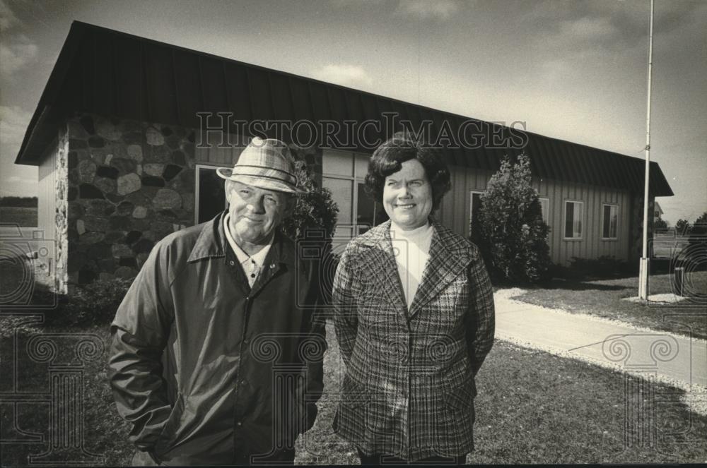 1981 Press Photo Town Chairman Roland Senner And Clerk Lois Schroeder In Trenton - Historic Images