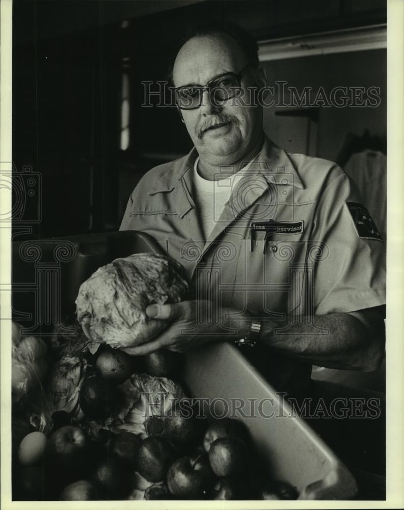 1981 Press Photo Richard (Tiny) Tiedjen, Zoo worker, Milwaukee - mjc22416 - Historic Images