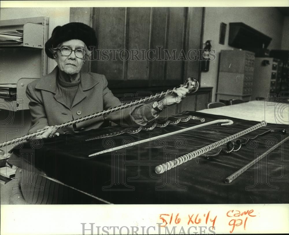 1981 Press Photo Jane L. Stillman holding donated cane in Waukesha County Museum - Historic Images