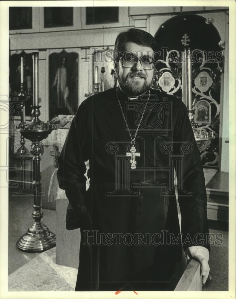 1981 Press Photo Father Simeon at SS Cyril and Methodius Church, Milwaukee - Historic Images