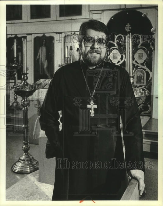 1981 Press Photo Father Simeon at SS Cyril and Methodius Church, Milwaukee - Historic Images