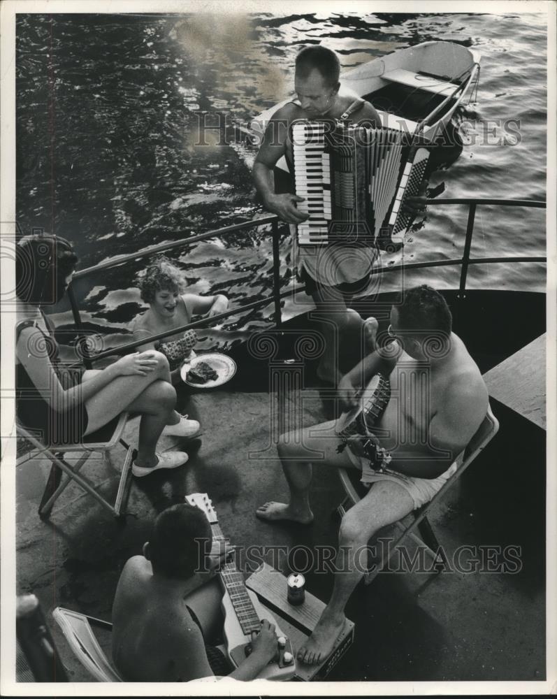 1981 Press Photo Group enjoying Houseboat Valley Queen of Oshkosh, Wisconsin - Historic Images