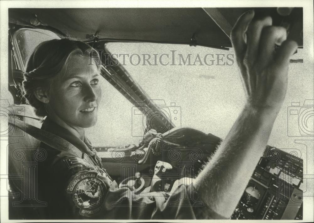 1981 Press Photo Air Force Captain Janis Skliar in cargo plane California - Historic Images