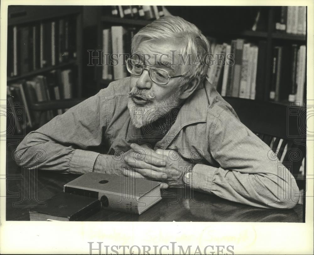 1982 Press Photo Stanley Schirmer in a meeting in Milwaukee - mjc16336 - Historic Images