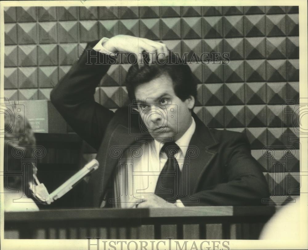 1982 Press Photo Policeman Allan Miller at James Schoemperlen Trial, Wisconsin - Historic Images