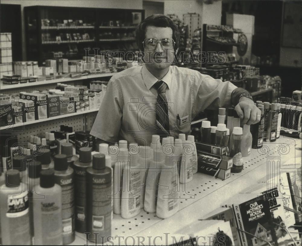 1982 Press Photo James Searles, of pharmacy-coffee shop at Knickerbocker Hotel - Historic Images