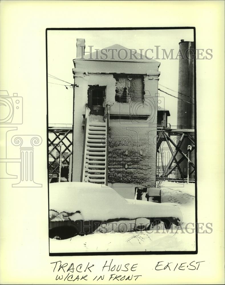 1982 Press Photo Snow covered railroad tower near Erie Street, Milwaukee - Historic Images