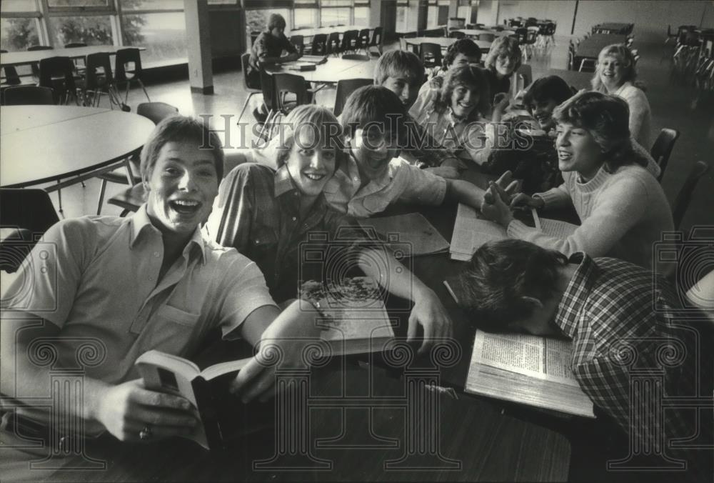 1982 Press Photo Milwaukee Lutheran students hammed it up for picture, Milwaukee - Historic Images