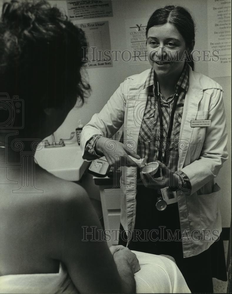 1982 Press Photo Linda Stone, Mitchell St. Planned Parenthood Clinic manager - Historic Images