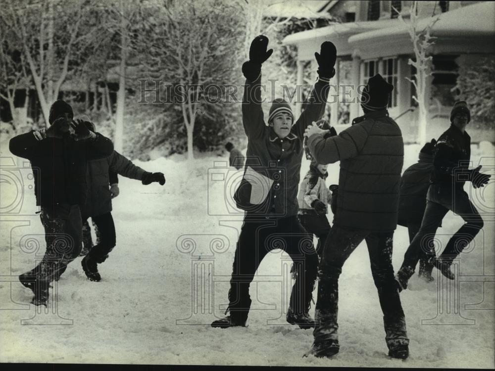 1982 Press Photo Kids playing football in the snow, Milwaukee, Wisconsin - Historic Images