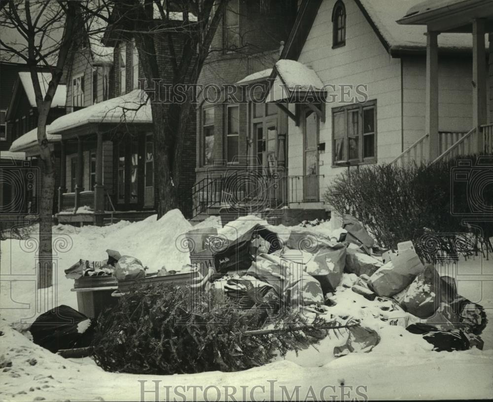 1982 Press Photo Garbage piled up at N. Astor Street after Wisconsin storm - Historic Images