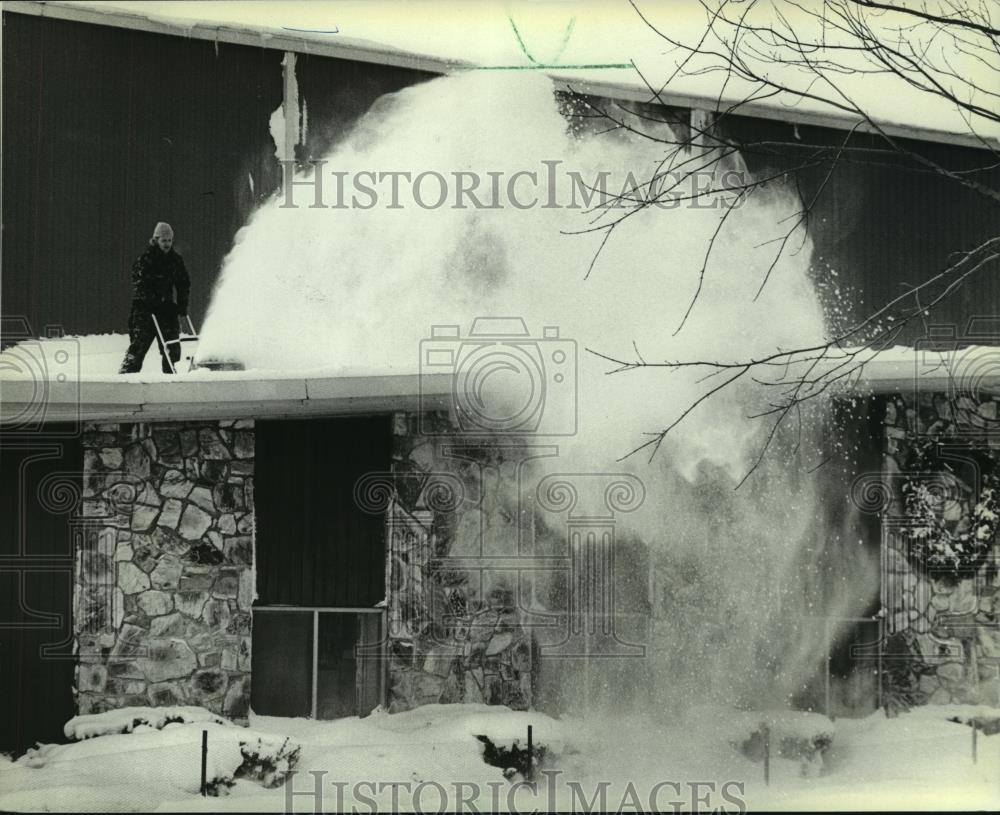 1982 Press Photo Worker uses snowblower on Steen Engineering roof in Milwaukee - Historic Images