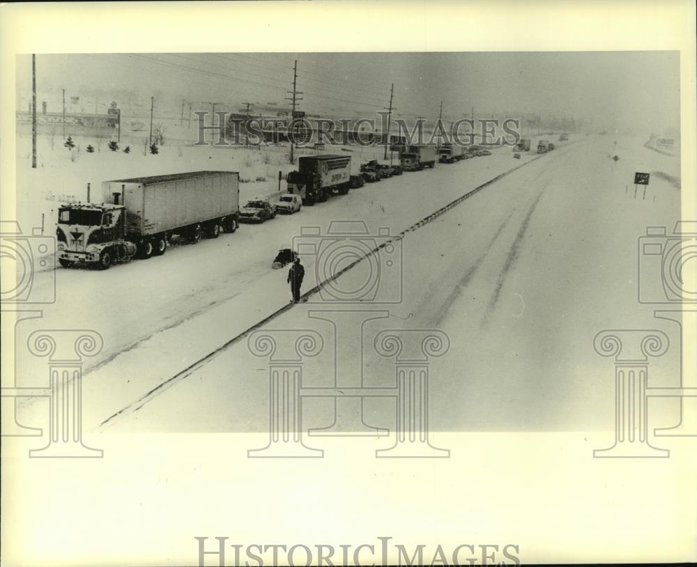 1982 Press Photo Trucks block off-ramp along Highway 41-45, Menomonee Falls - Historic Images