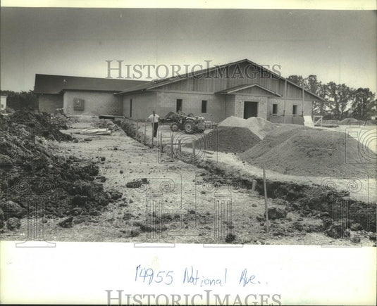 1982 Press Photo Agnes Schkeryantz at supper club construction site, New Berlin - Historic Images