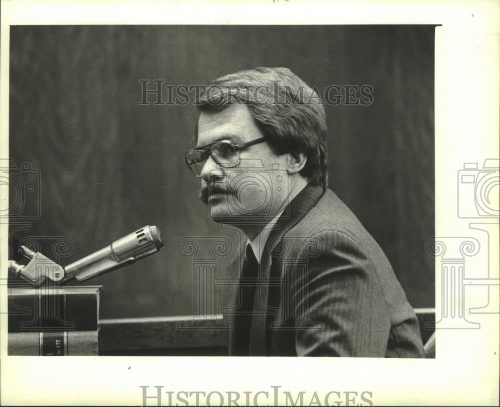 1982 Press Photo James M. Schoemperlen in court in Milwaukee - mjc16318 - Historic Images