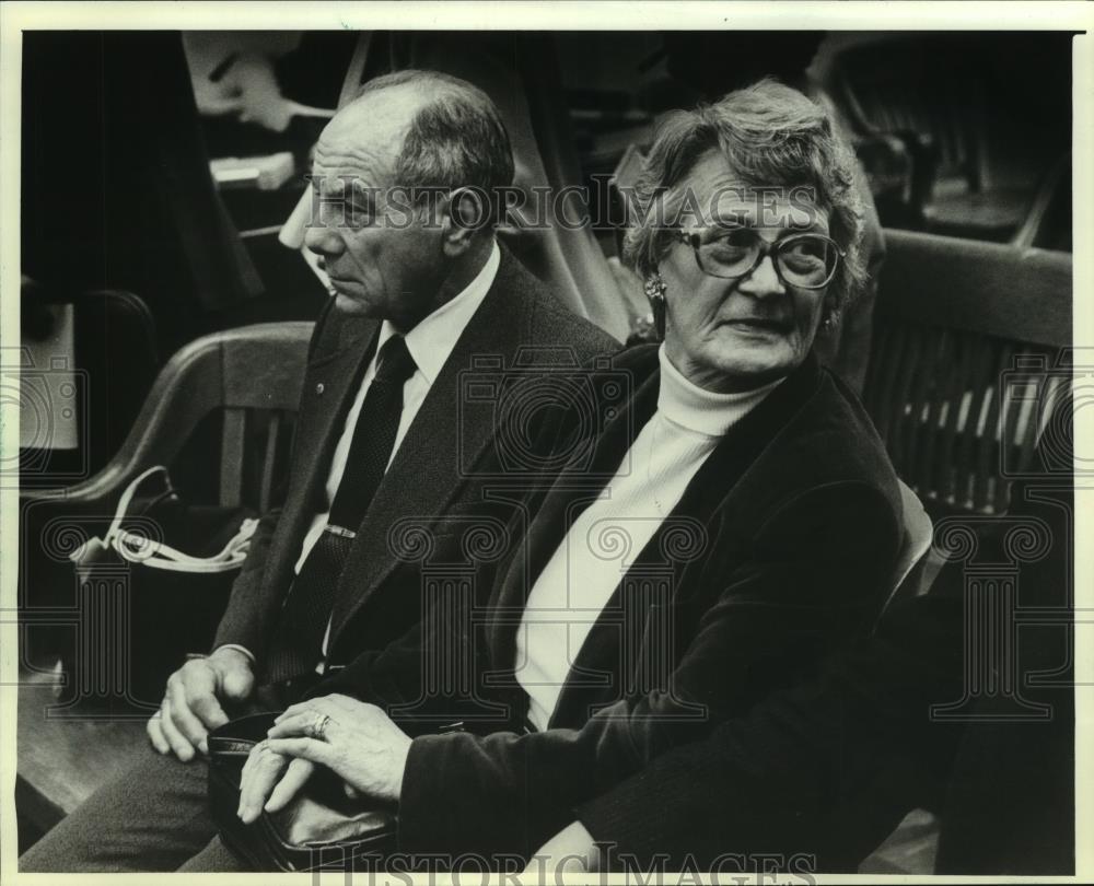 1982 Press Photo George, Florence Hetzel listen to verdict, Sugar Dee Tates case - Historic Images