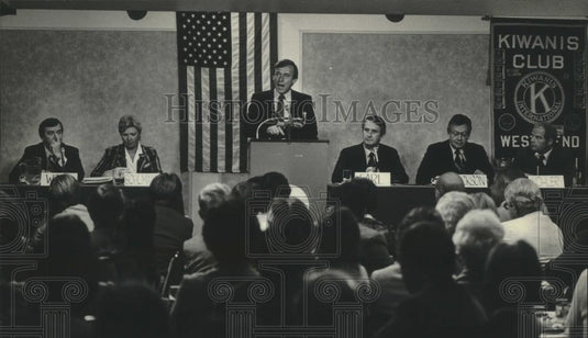 1982 Press Photo Martin Schreiber Addresses Panel and Crowd At Meeting - Historic Images