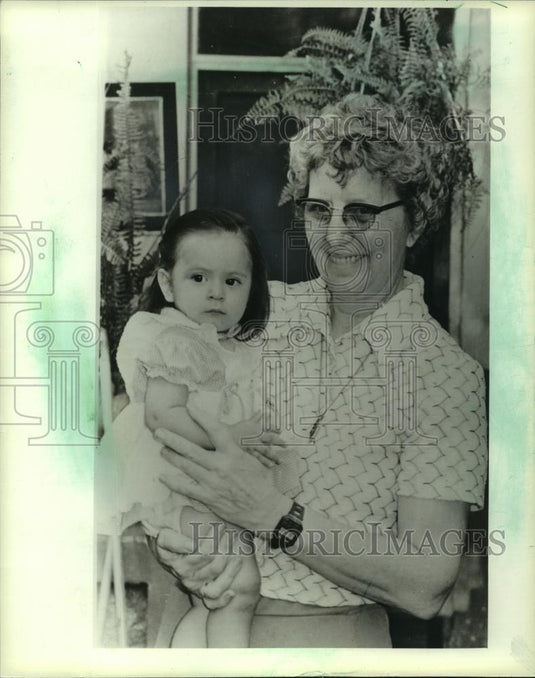 1982 Press Photo Sister Marilyn Stoppleworth holding a orphan child, Honduras - Historic Images