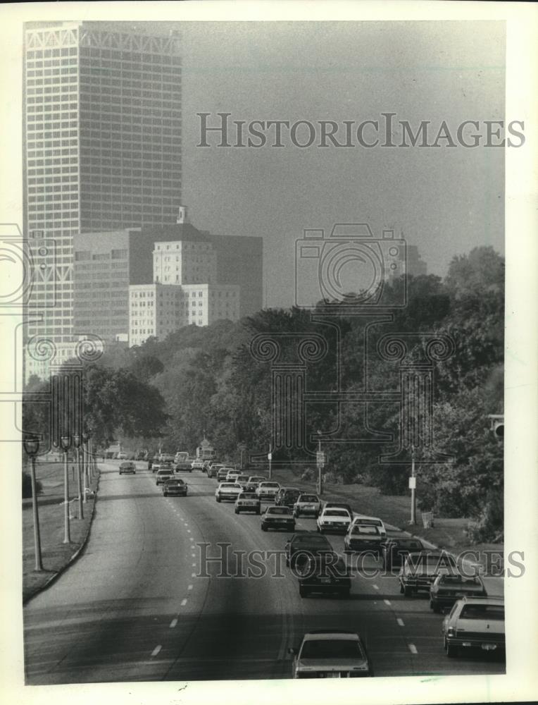 1982 Press Photo Traffic along Lincoln Memorial Drive, Milwaukee - mjc20370 - Historic Images