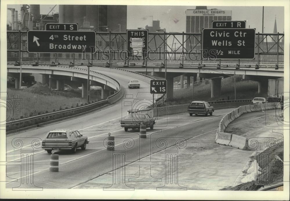 1982 Press Photo Southbound traffic on the North-South freeway in Milwaukee - Historic Images